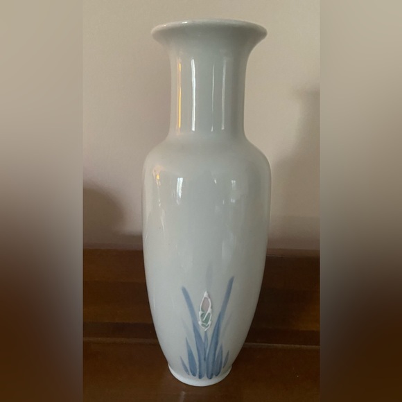 Otagiri Vintage Japanese Porcelain Vase 1970 Iris Flowers 11” Embossed edges🥰 - Picture 4 of 9